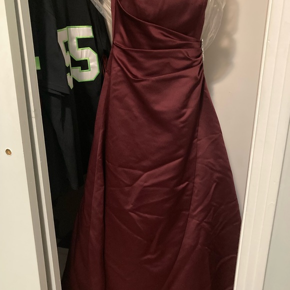 Wine Burgundy David’s Bridal formal gown 8567 size 4 - Picture 4 of 5